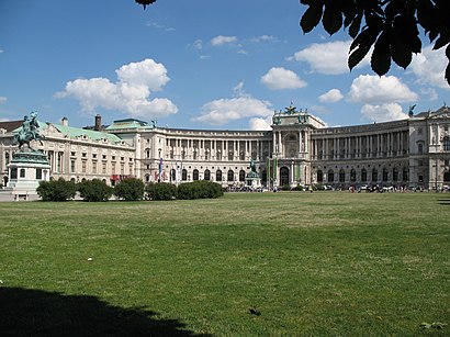 So kommt man zu dem Heldenplatz mit den Öffentlichen - Mehr zum Ort Hier