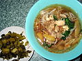 Shan hkauk swè (mie beras Shan) nganggo to hpu gyaw ( to hpu gyaw tahu) disajikake karo monnyingyin ( sayuran mustar jeruk) ing sisih