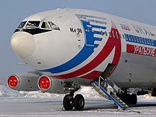 Iliouchine Il-86 d'Ural Airlines à l'aéroport de Novossibirsk-Tolmatchevo en 2008