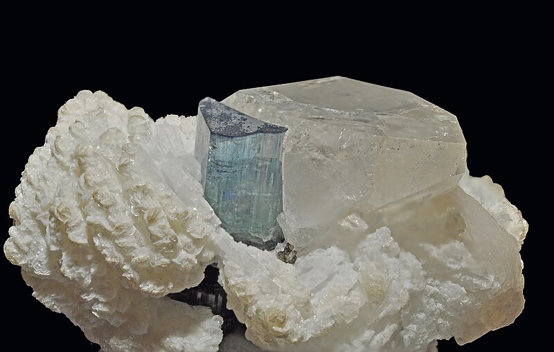 File:Indicolite, quartz, cleavelandite 3.jpeg