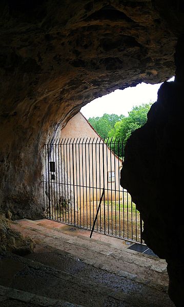 File:Interior of Les Combarelles.jpg