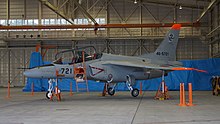 JASDF T-4 (46-5721) вид спереди слева на авиабазе Цуики 26 ноября 2017 г. 03.jpg 