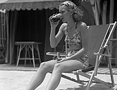 A actriz Jane Wyman en traxe de baño que deixa ver as pernas e o estómago, 1935