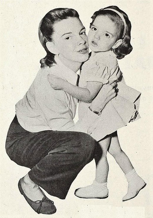Жизнь джуди. Джуди Гарленд с дочерьми. Лайза Минелли дочь. Лайза Минелли дочь Джуди Гарленд. Дочь Джуди Гарленд Минелли.