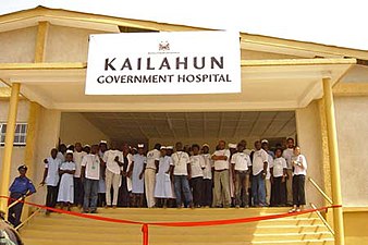 Kailahunin piirikunnan sairaalan avajaiset vuonna 2004.