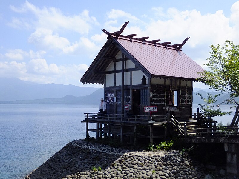 File:Kansa-gū, at lakeside of Tazawako 01.jpg