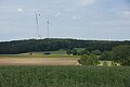 Die Windräder (Vestas V136-3.6) der Windkraftanlagen Laichingen-Weidstetten, gesehen am 2024-07-27 nahe des Laichinger Schützenhauses, Blickrichtung Norden. Die Flügelmontage bei der südlichen Anlage steht kurz bevor.
