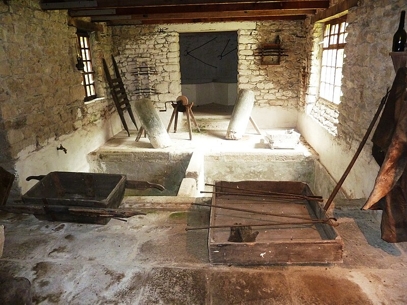 File:Kerouat 3 Tannerie vue intérieure.JPG