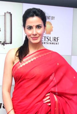 Kirti Kulhari launches Sonia Gandhi's kalamwali.com in 2014 (01)