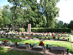 Hjältegravarna vid Kisko kyrka sommaren 2011. Den rimmade texten på minnesmärket lyder i översättning: Ett fosterlandets mandat må deras arv få vara, som signar nya släktleds kall.