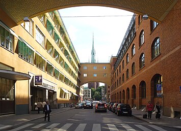 Klara norra kyrkogata vid Postgirots gamla byggnad, mot norr (vänster bild) och mot syd med Klara kyrka i bakgrunden.