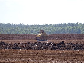 Maszyna pracująca przy wydobyciu torfu w kopalni Karaska