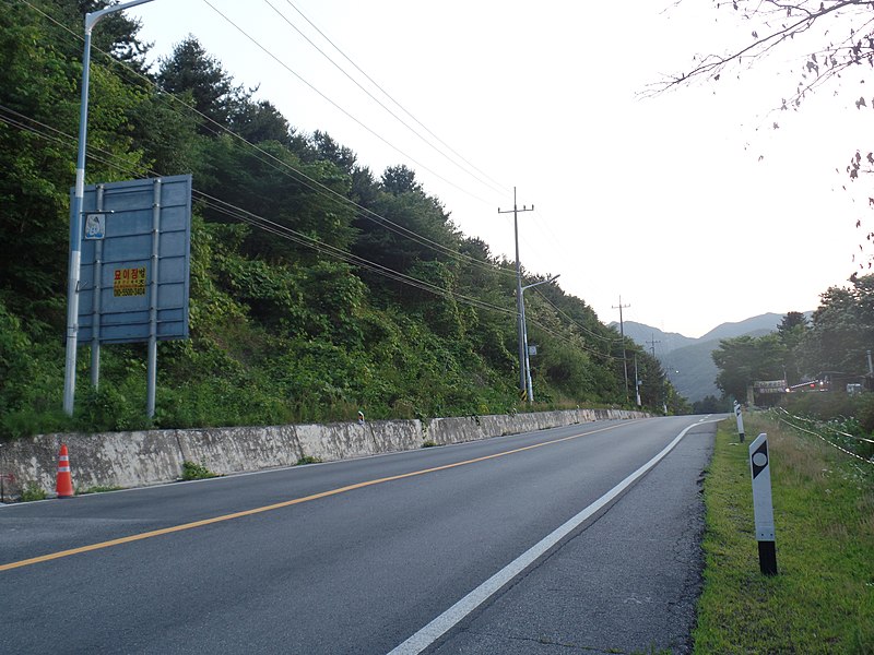 File:Korea National Route 37 Cheongpyeong-Seolak Border (2).jpg