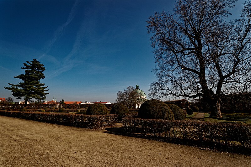 File:Kroměříž - Květná zahrada - Baroque Flower Garden 1665-1675 by Italian architects Filiberto Lucchese & Giovanni Pietro Tencalla - View ESE towards the central Rotunda - UNESCO World Heritage Site.jpg