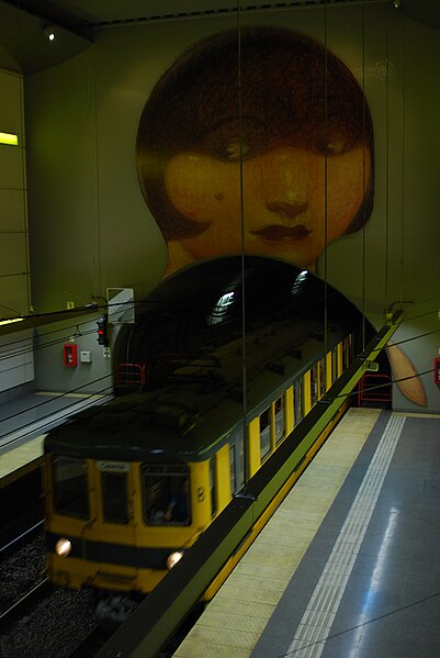 File:Línea H, tren saliendo del túnel en la estación Venezuela (Buenos Aires, noviembre 2008).jpg