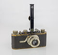 Leica IA (1929) Le premier Leica vraiment commercialisé, représenté ici avec le télémètre Fodis