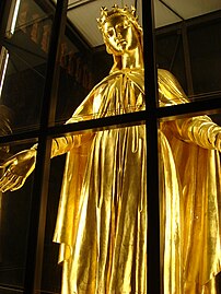 La statue de la vierge Marie descendue de son support en 2008 pour restauration du socle. (définition réelle 1 536 × 2 048)