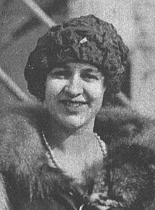 Lady Decies (eski adıyla Vivien Gould) Aquitania'ya varıyor, 1919 (kırpılmış) .jpg