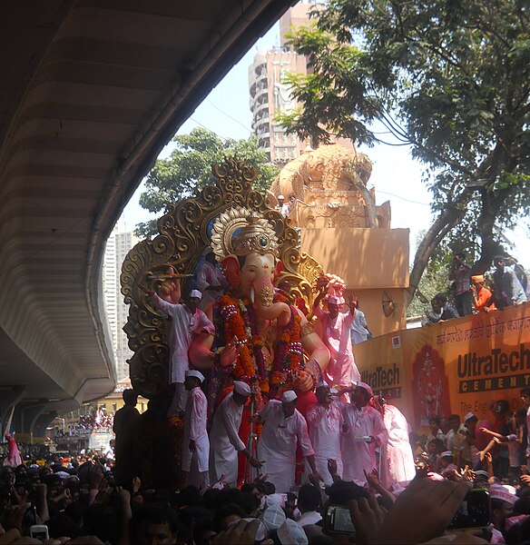 File:Lalbaugcha Raja on its way for viserjan.JPG