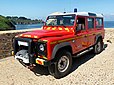 Un Land Rover Defender du SDIS 56-"Centre de Secours Le Palais" garé à la Belle Fontaine-Aiguade Vauban à Belle-Île-en-Mer pendant un exercice d'entraînement.