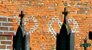 Motif en briques vitrifiées sur la façade sud, vu sous un angle insolite.