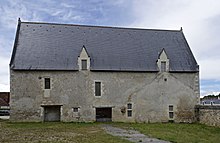 Színes fénykép egy épület homlokzatáról, két derékszögű ablakkal és két bejárattal.
