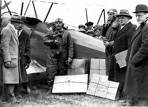 18 июня самолет. Самолет 1911 года. 1911 Год-первая авиапочта в. Авиапочта 1911 год. Авиапочта.