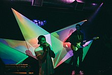 Lemaitre's bandleden Ketil Jansen en Ulrik Denizou Lund treden op tijdens tour