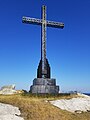 Croix de métal et lumineuse érigée à l'extrémité de la presqu'île, face au village des Escoumins, sur la Côte-Nord.