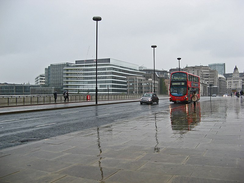 File:London Bridge, number 21 bus, 22 June 2011.jpg