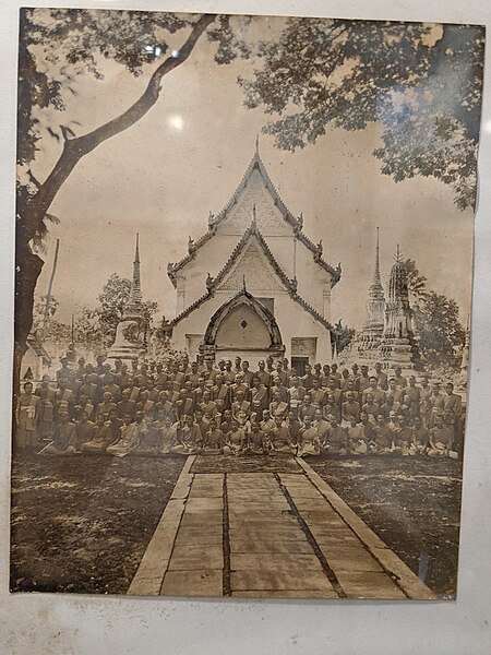 File:Luang pu sodh with monks.jpg