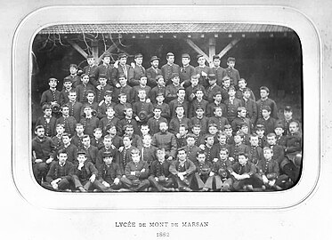 Photo de classe de 1882 sur laquelle les élèves portent l'uniforme noir du lycée rehaussé des boutons dorés.