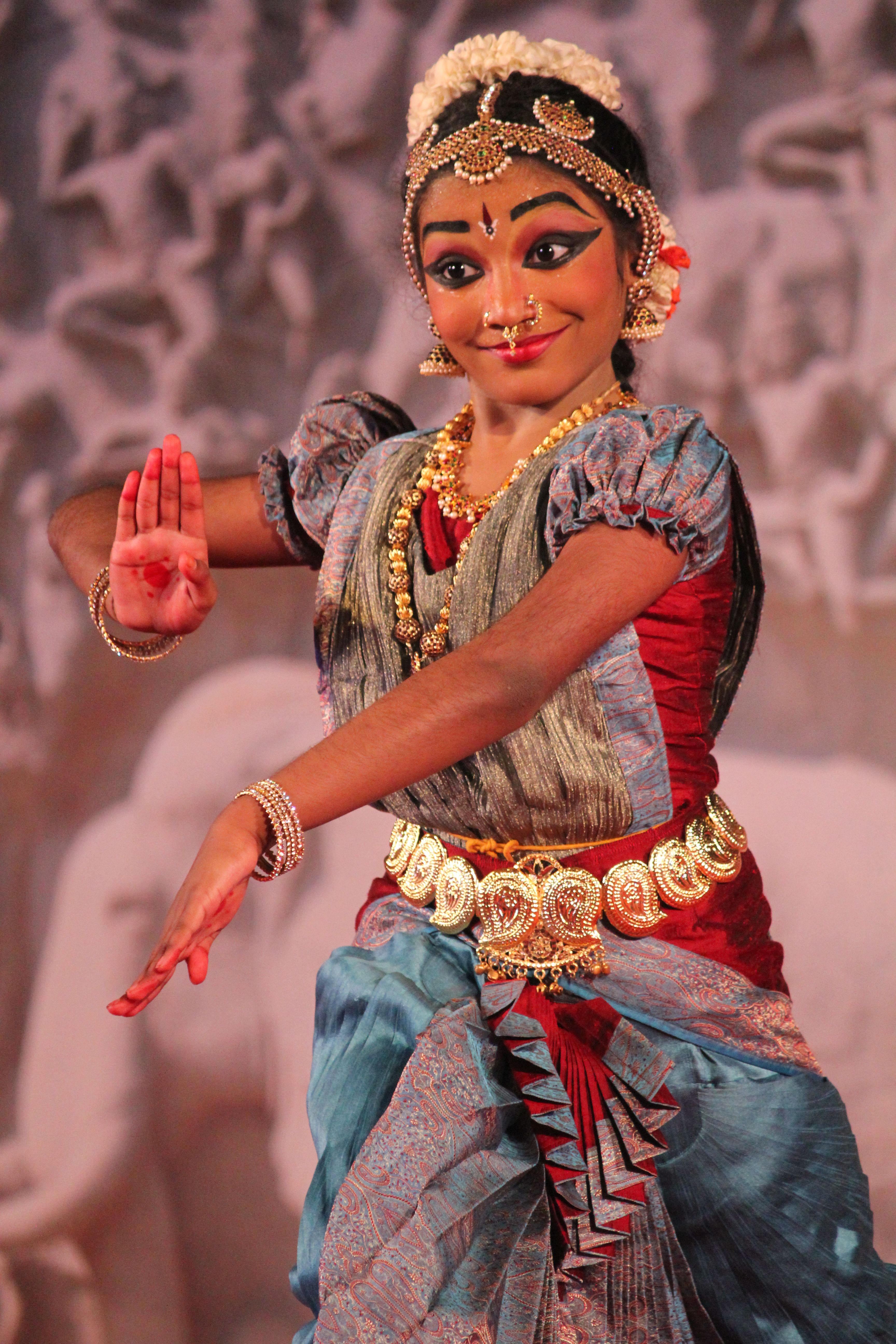 File:Mamallapuram, Indian Dance Festival, Bharatanatyam dancer  (9902770145).jpg - Wikimedia Commons