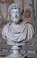 Marco Aurelio, hispanu, Emperador de Roma, moteyáu El Sabiu, nacíu en Ucubi (actual Espejo, Córdoba, España), el 26 d'abril de 121 d.C.