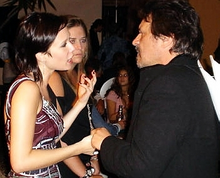 Mariana Ximenes conversa con Luís Melo en la fiesta de lanzamiento de la novela América, en enero de 2005.