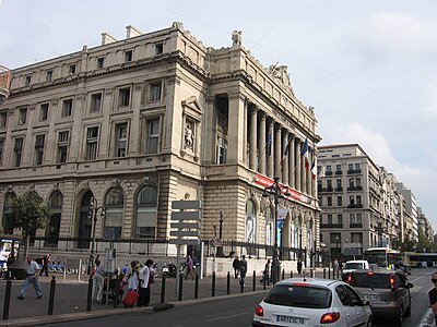 La Canebière et son palais de la Bourse.