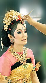 Merias mbak Nungki Kusumastuti, 50 thn LKB Saraswati