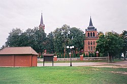 Seitenansicht der Kirche in Miedzna