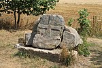 Milíčov, hraniční kámen (2018-08-02; 02).jpg