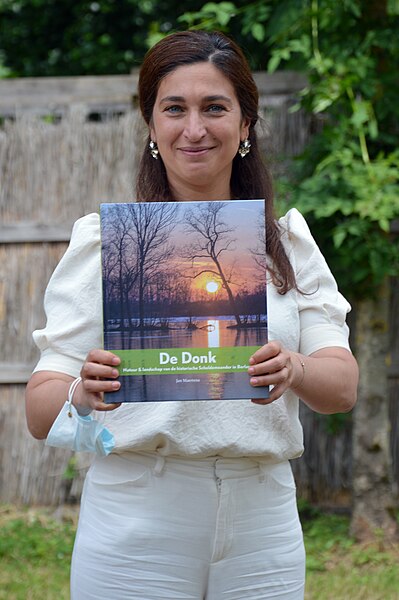 File:Minister Zuhal Demir with book De Donk, opening ceremony Eendenkooi Berlare, 2021.jpg