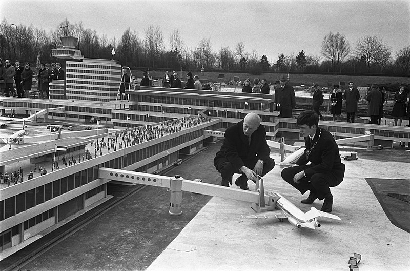 File:Minister drs. J. A. Bakker van Verkeer en Waterstaat opent Madurodam. Minister B, Bestanddeelnr 923-3804.jpg