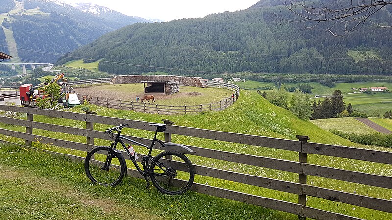 File:Mit dem Mountainbike den Brennerpass gegenüber der Brennerautobahn 04.jpg