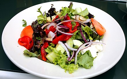 Блюда из сырых овощей. Овощной салат. Овощной салат в ресторане. Салат овощной с маслом. Салаты в ресторанах.