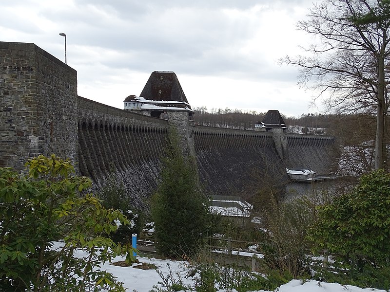 File:Moehnesee Reservoir dam 06.jpg