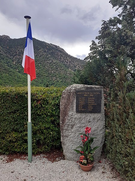 File:Monument als morts a Castell de Vernet.jpg