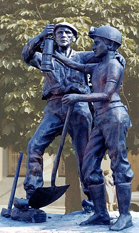 Monumento al minero jubilado Turón Asturias.jpg