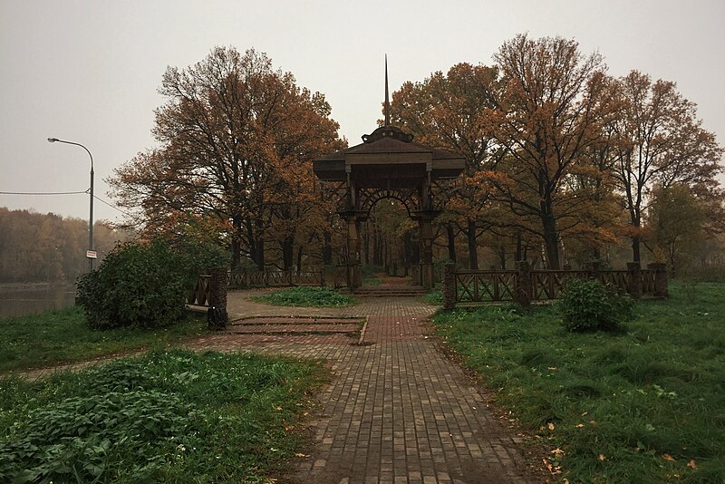 File:Moscow, picnic area between Losiny Ostrov forest and MGSU campus (31356709370).jpg