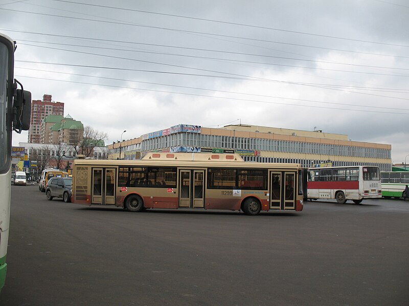 File:Moscow bus 11299 2007-03 1173709356 Bus terminus Metro Vodnyi Stadion LiAZ-5292.JPG