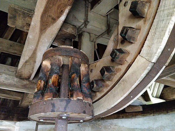 Français : Mécanisme intérieur du moulin de Lautrec.