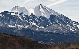 Гора Тукухникивац со стороны США по трассе 191 к югу от Моава, штат Юта. Jpg